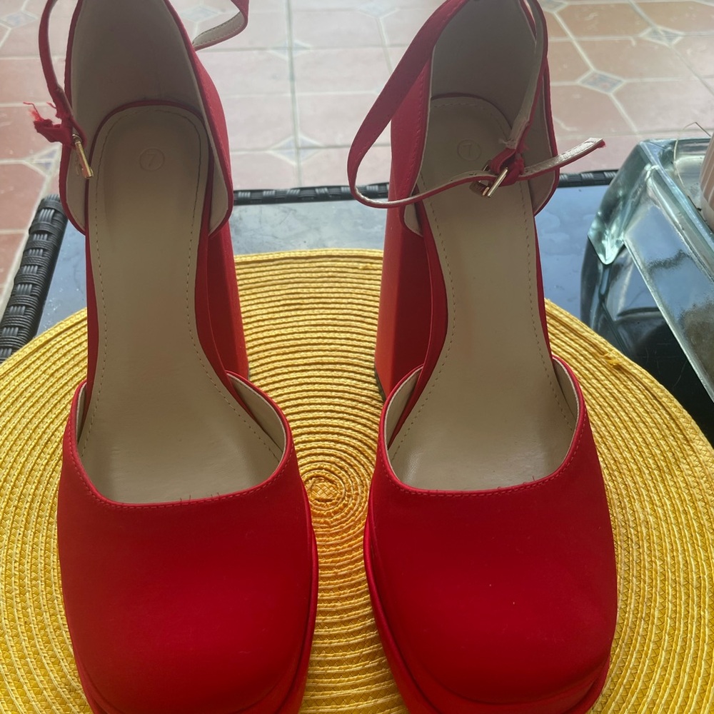 Elegant Red Platform Heels - Picture 2 of 3